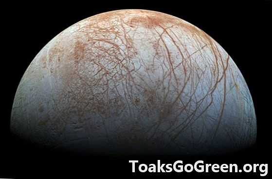 NASA bước gần hơn đến một nhiệm vụ Europa