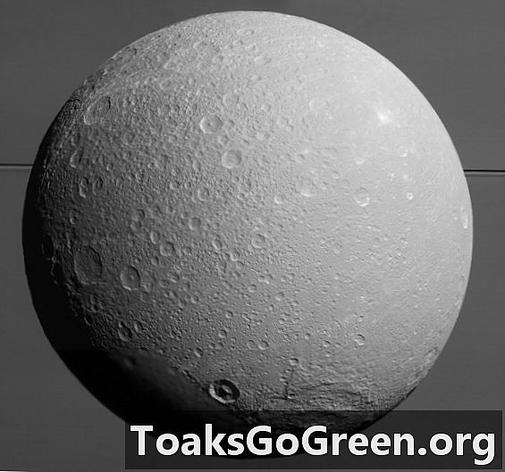 토성의 얼음 달 Dione의 놀라운 전망