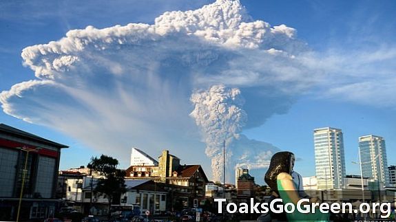 Vulcanul Calbuco din Chile erupe