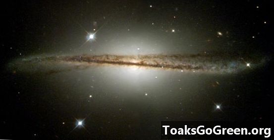Galaksi spiral tepi yang bengkok