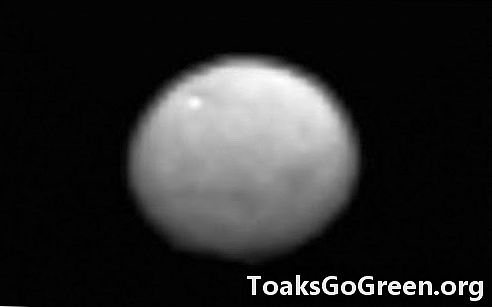 Ceres mystiska vita fläck sett i ny Dawn-bild