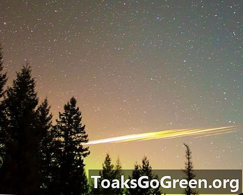 Cohete chino se rompe en la aurora boreal