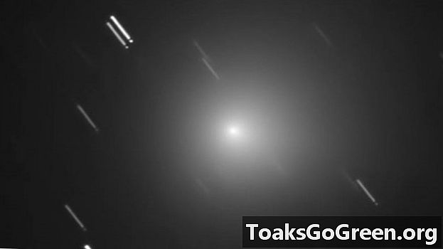Komet kelihatan dalam teropong, hampir paling dekat