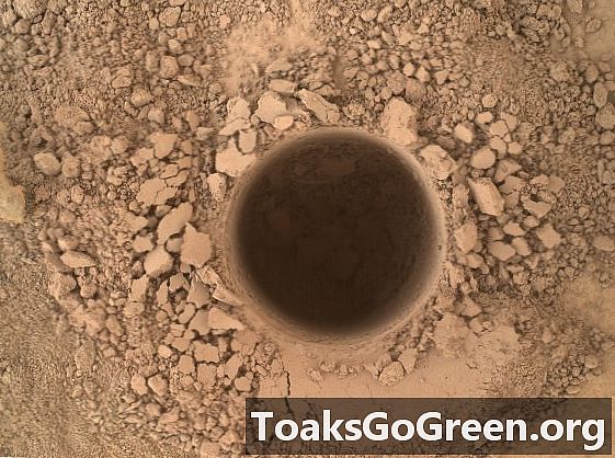 حفر الفضول روفر يسحب الذوق الأول من جبل المريخ