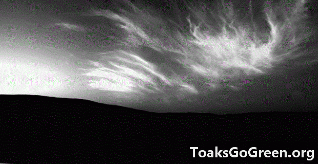Merak Mars’ın gökyüzünde parlayan noctilucent bulutları görür