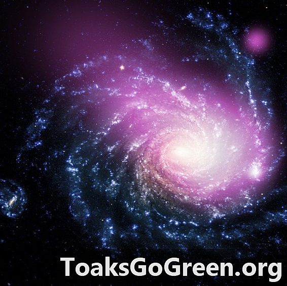 Nykštukinė galaktika sugaunama į didelę spiralę