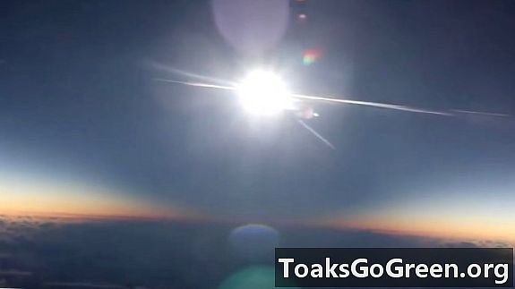 Hindi kapani-paniwalang solar eclipse footage mula sa flight