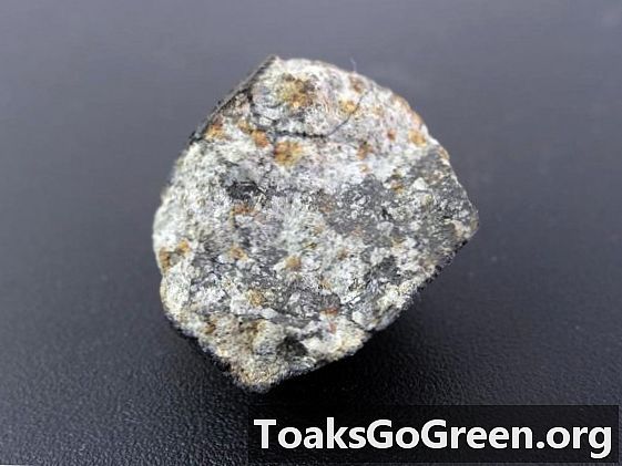Descobertas de rochas espaciais deixadas após meteoro explodir sobre a Rússia