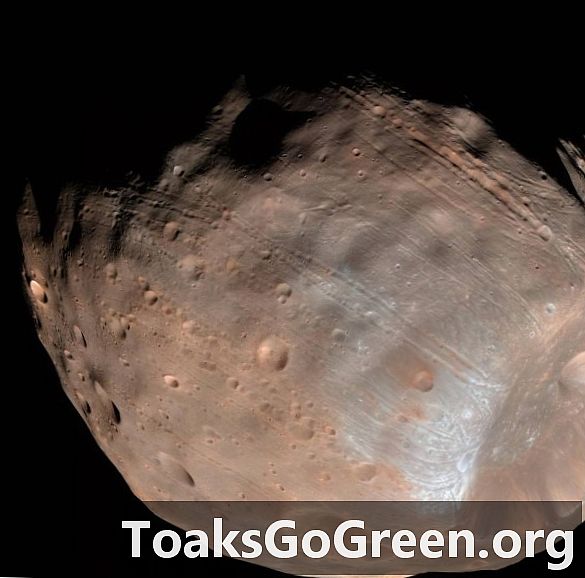 A lua de Marte, Phobos, caindo aos pedaços lentamente