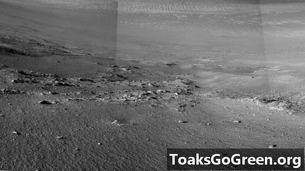 Марсоходът открива възможни скални ивици