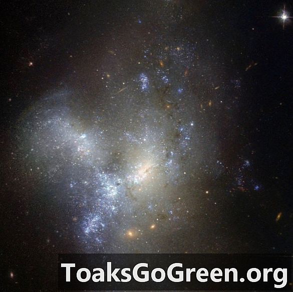 Fusionerende galakser i Eridanus, via Hubble