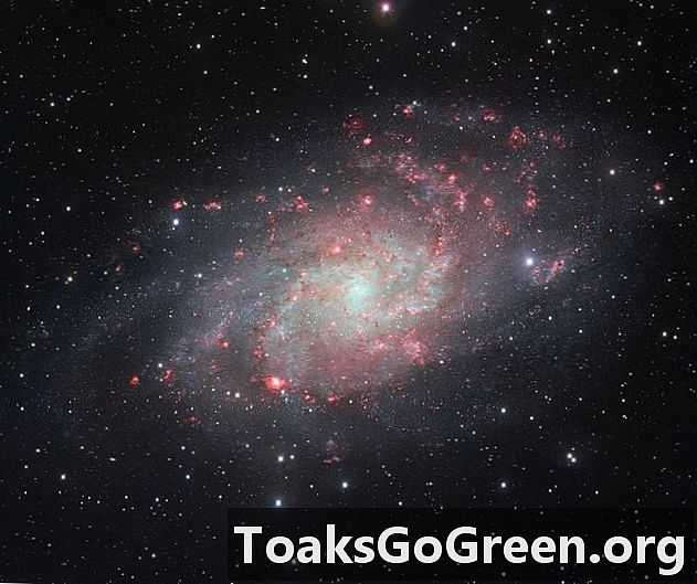 Messier 33: a segunda galáxia espiral mais próxima