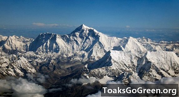 Mount Everest muutti 3 senttimetriä Nepalin maanjäristyksestä