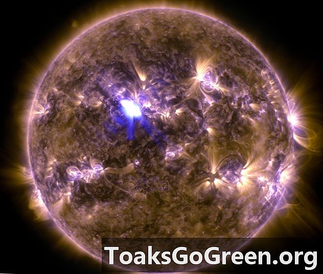 NASA imahe ng Abril 11 mid-level solar flare