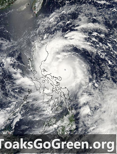 Nakuha ng mga satellite ng NASA ang Super-typhoon Utor bago at pagkatapos ng landfall