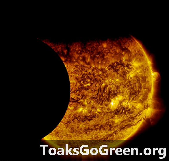 La SDO de la NASA atrapa un doble eclipsi