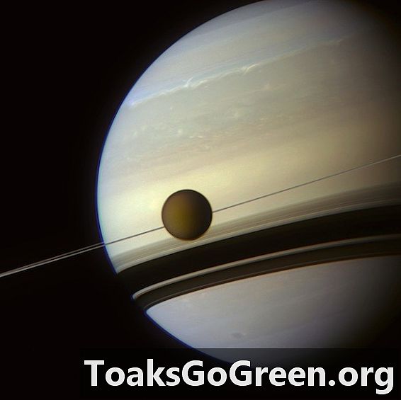 Nová data společnosti Cassini od společnosti Titan ukazují na tuhý, zvětralý ledový obal