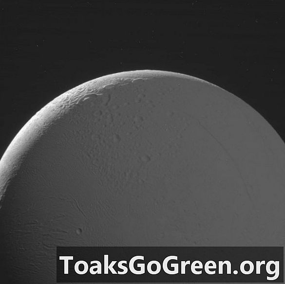 Enceladus'un yeni Cassini görüntüleri