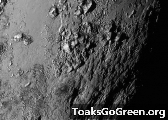 Yeni Ufuklar uzay aracı Pluto'yu geçti