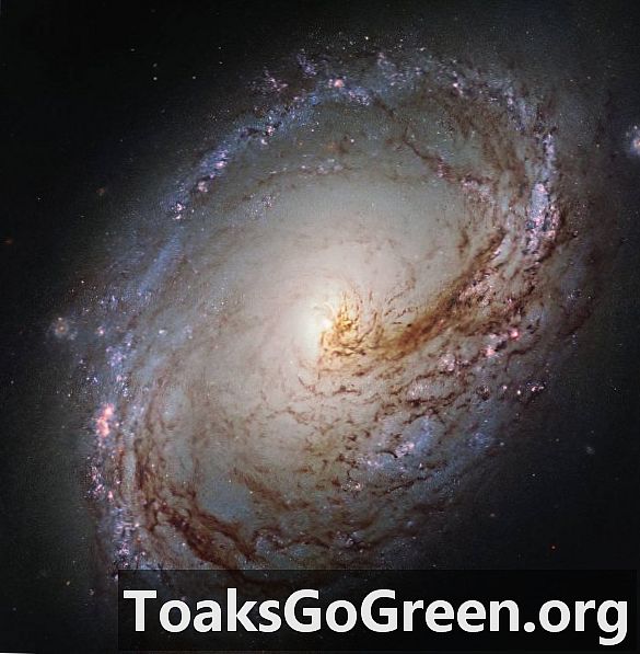 Uusi Hubble-kuva: Spiral galaxy M96