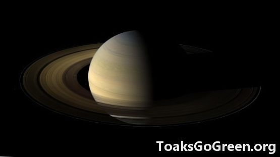 Uno de los anillos de Saturno es diferente.