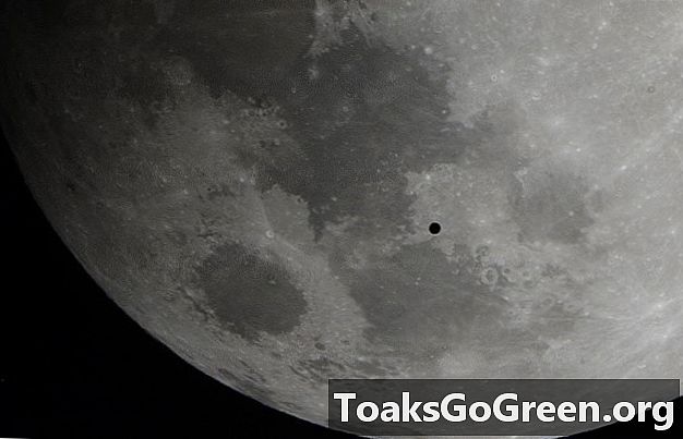 Okrúhly objekt prechádza cez mesiac