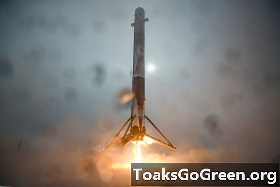 SpaceX nasazuje satelit, havaruje raketa