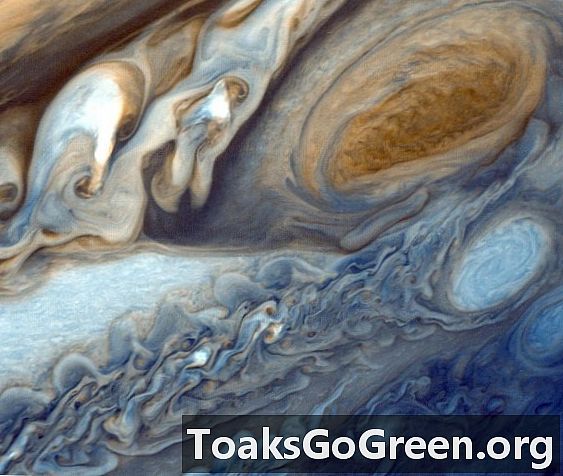 Virpuļo Jupitera lielās sarkanās plankuma noslēpums