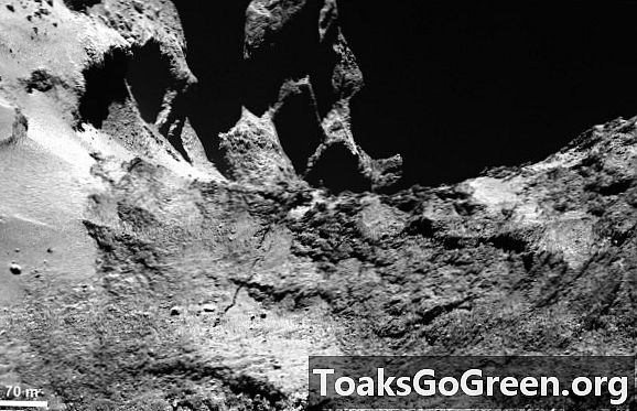 Intriguojantis įtrūkimas Rosetta kometoje ir dar daugiau