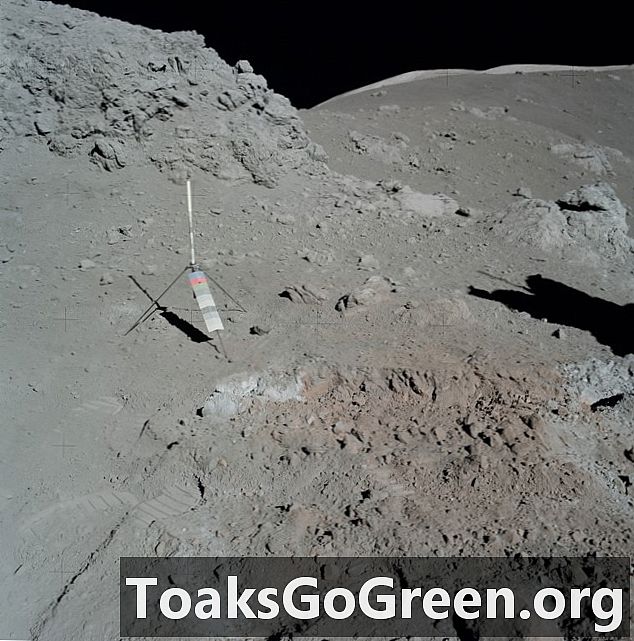 Tämä päivä tieteessä: Apollo 17 palaa oranssin maaperän kanssa