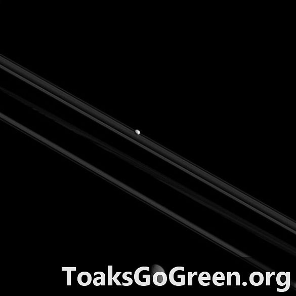 Два совершенно разных спутника Сатурна