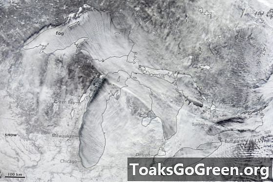 Гледка от космоса: Парна мъгла над Големите езера на Северна Америка