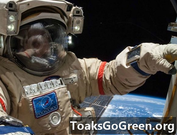 Посмотрите выход в открытый космос космонавтов сегодня
