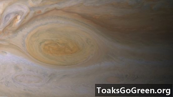 Mikä tekee Jupiterin punaisesta pisteestä punaisen?